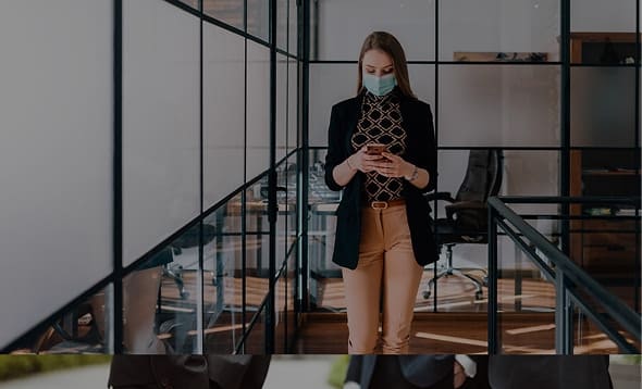 mujer diligenciando mision laboral