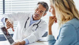 medico explicando a usuaria atención medica