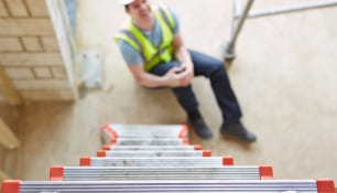 trabajador mirando hacia arriba