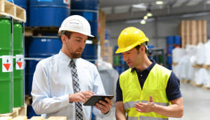 trabajadores diligenciando formato