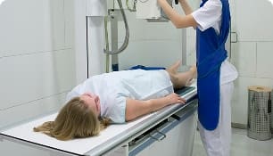 mujer entrando a un rayos x