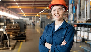 mujer con gafas y casco de trabajo